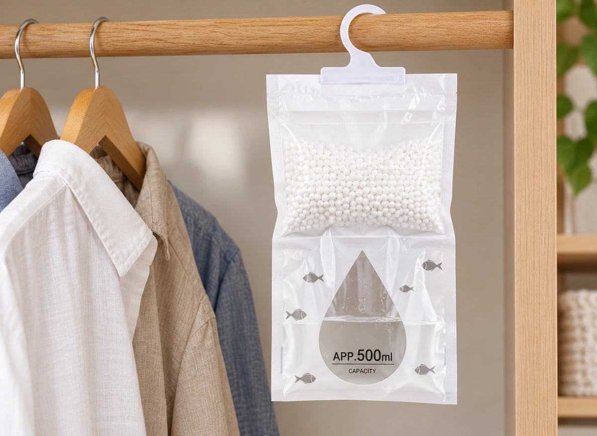 Sac absorbeur blanc suspendu dans une armoire, avec granulés et fenêtre en forme de goutte