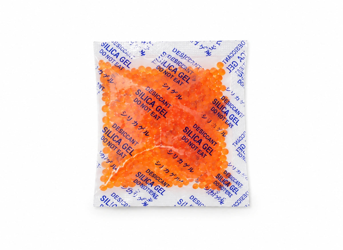 Sachets de gel de silice réutilisables – Lot de 10 × 10 g — un exemplaire sur fond blanc