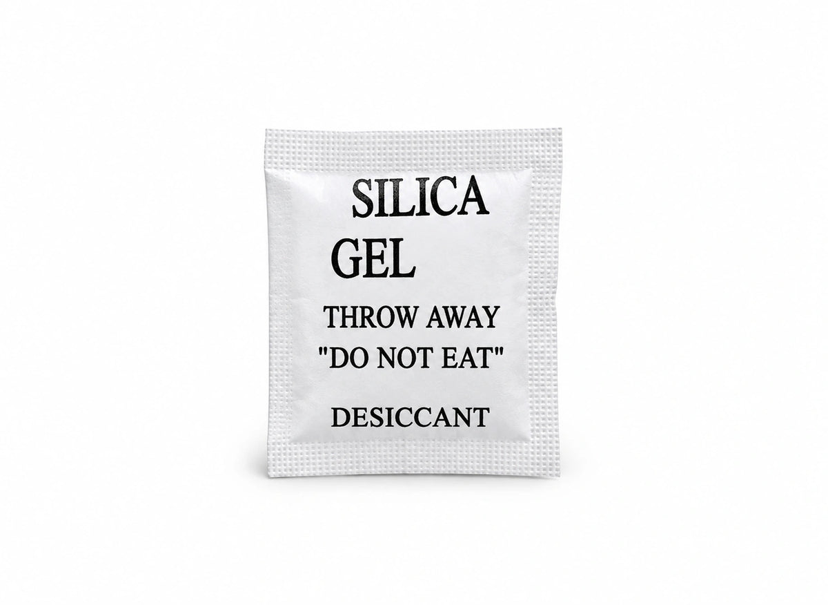 Sachets déshydratants en gel de silice – Lot de 50 — un exemplaire sur fond blanc